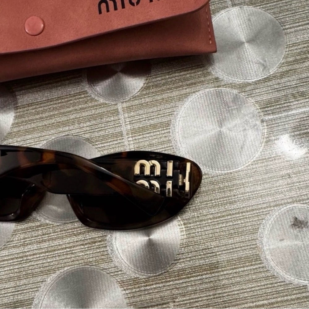 Miu Miu Brown Sunglasses with Pink Case - Picture 4 of 5